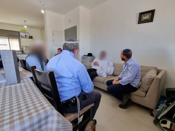 פגישה מרגשת בין פצוע הפיגוע בגוש עציון למצילו