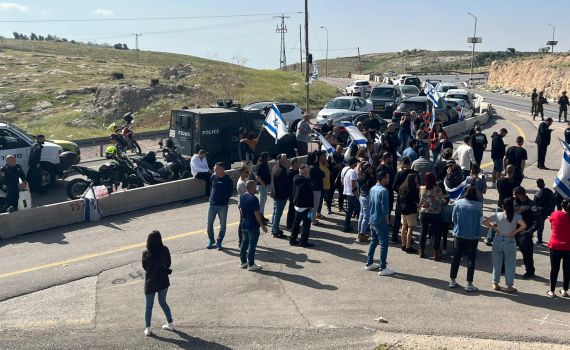 תושבים בולמים את פתיחת כביש קידר לפלסטינים