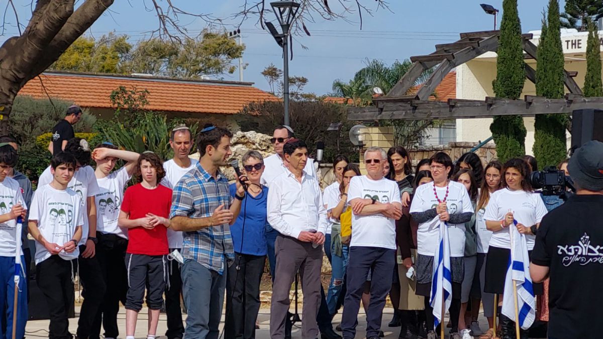 מרגש: שירת המונים לזכרו, בבית הספר של הדר גולדין | צפו