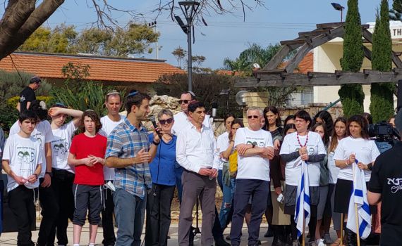 מרגש: שירת המונים לזכרו, בבית הספר של הדר גולדין | צפו