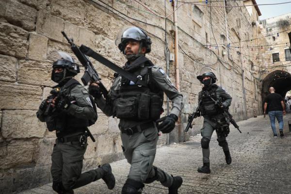 צפו: המשטרה מסתערת על ערבים שתקפו יהודים בי-ם