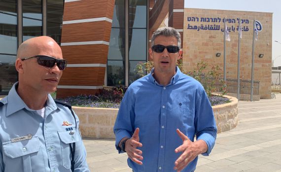 השר נגד הכיכר: "מי שמרים נשק על שוטר דמו בראשו"