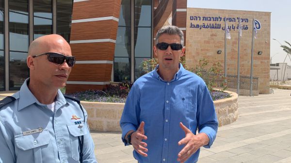 השר נגד הכיכר: "מי שמרים נשק על שוטר דמו בראשו"