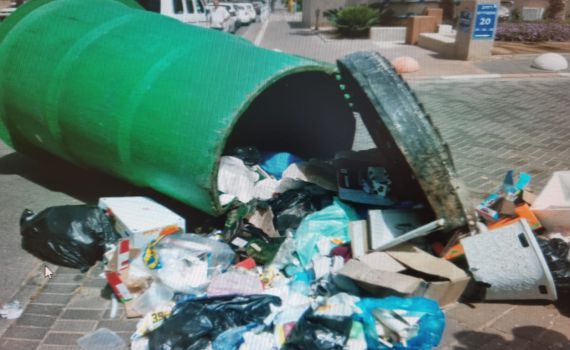 ניסה להוציא את הצרור שנפל לפח – ונלכד בתוכו