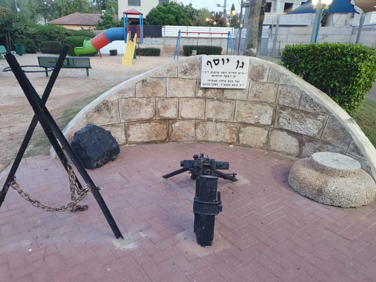 אין להם פחד: גנבו מקלע מאנדרטה לזכר חלל צה"ל