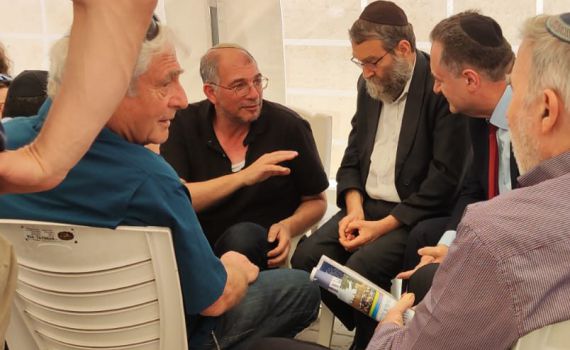 אורחים מפתיעים: גפני וכ"ץ באו לנחם את ניר אורבך