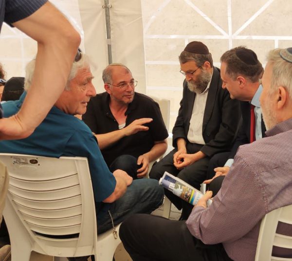 אורחים מפתיעים: גפני וכ"ץ באו לנחם את ניר אורבך