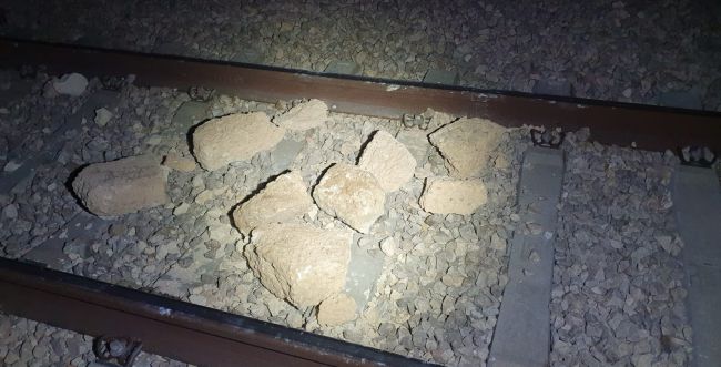 חשודים מרהט נעצרו לאחר שהניחו סלעים על מסילה