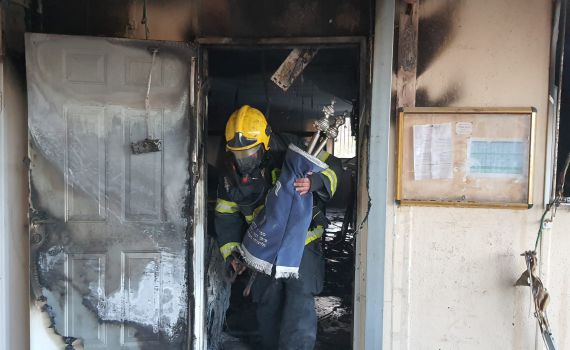 שריפה בבית הכנסת: לוחמי האש חילצו את ספרי התורה