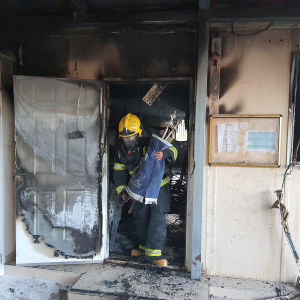 שריפה בבית הכנסת: לוחמי האש חילצו את ספרי התורה