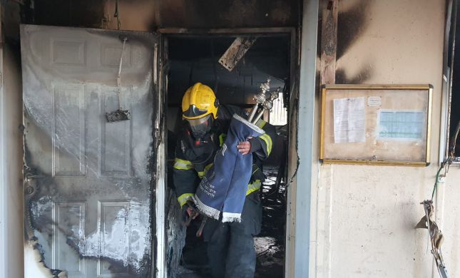  שריפה בבית הכנסת: לוחמי האש חילצו את ספרי התורה