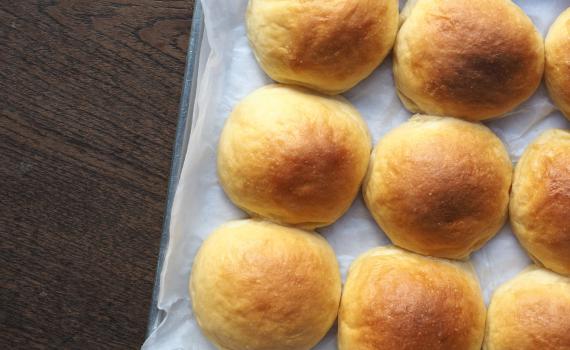 בחזרה לחמץ: מתכון ללחמניות גבינה ללא התפחה