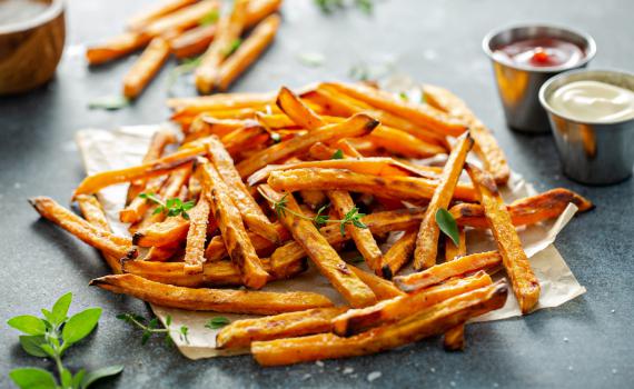 זמן להתפנק: מתכון לצ'יפס בטטה בתנור