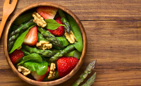 השילוב שלא ידענו שאנחנו צריכים: סלט אספרגוס ותותים