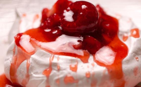 הקינוח המושלם: פבלובה עם פירות העונה