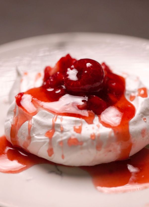 הקינוח המושלם: פבלובה עם פירות העונה