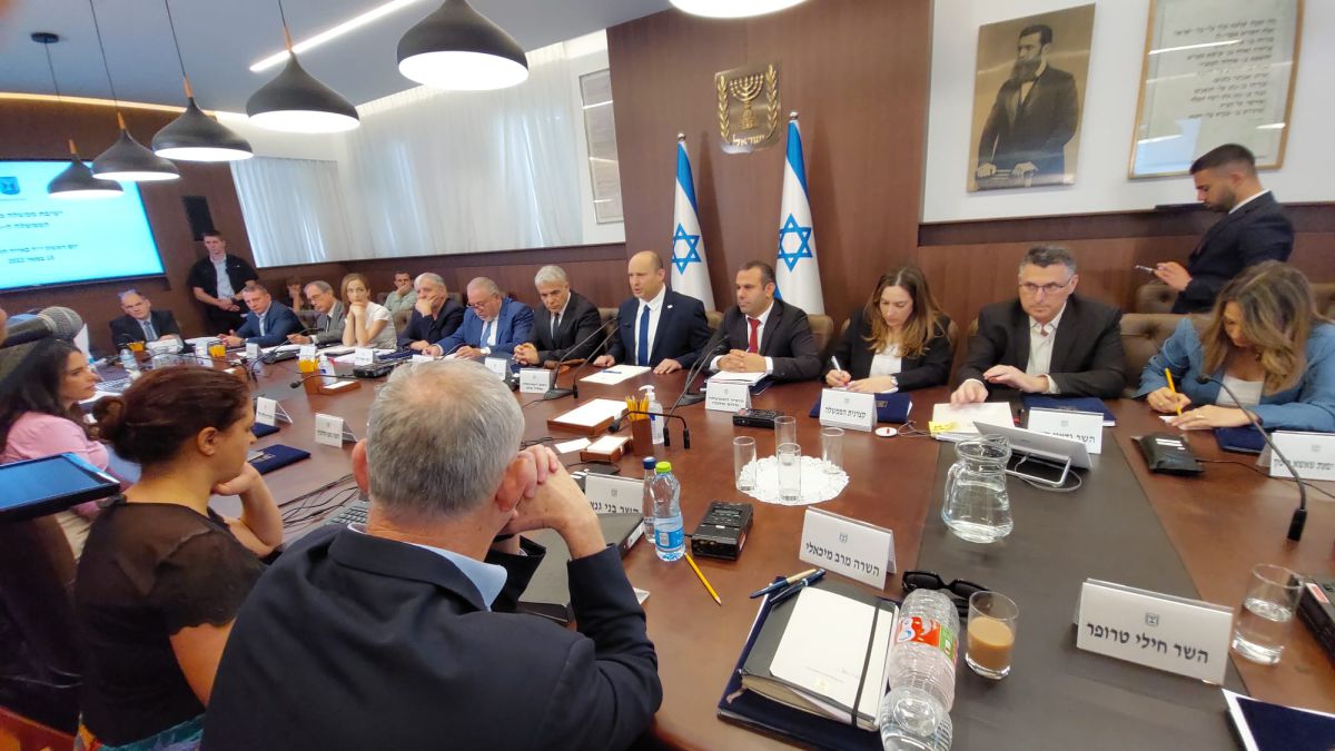 שבוע אחרי החשיפה: כך יושב גנץ בישיבת הממשלה