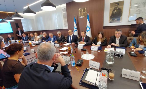 שבוע אחרי החשיפה: כך יושב גנץ בישיבת הממשלה