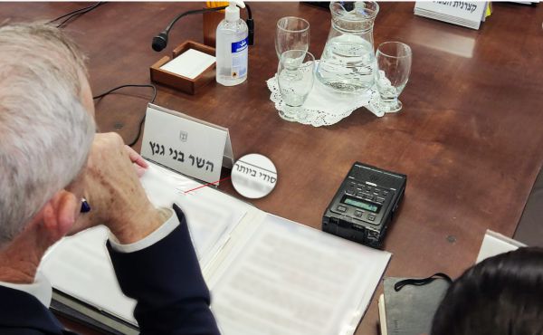 שר הביטחון בני גנץ חשף ברשלנות מסמכים מסווגים