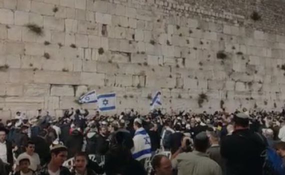 בסיום התפילה בכותל: שירת 'עם ישראל חי'. צפו
