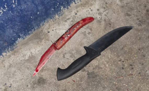 השוטרים חשדו במחבל ואז הוא שלף סכין