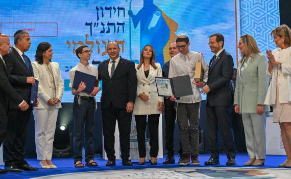 חתן התנ"ך העולמי עלה להר הבית להודות על זכייתו