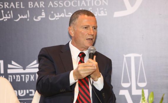 "החלטה מבישה״: בני גנץ יוצא להגנת יולי אדלשטיין