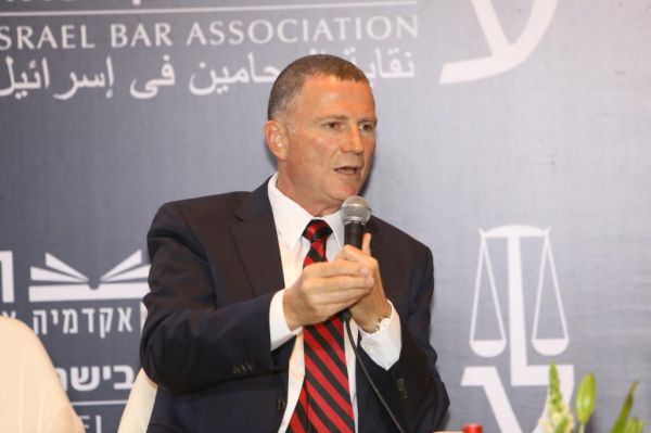 "החלטה מבישה״: בני גנץ יוצא להגנת יולי אדלשטיין