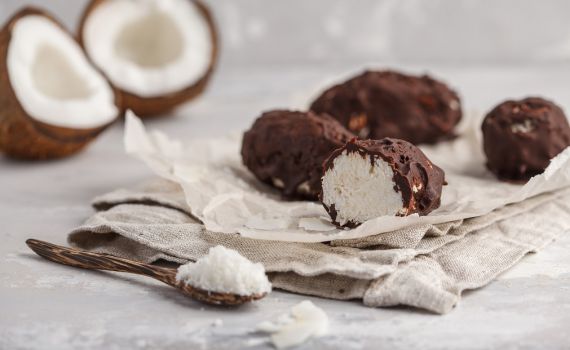 טעים וקל להכנה: כדורי קוקוס שוקולד ביתיים