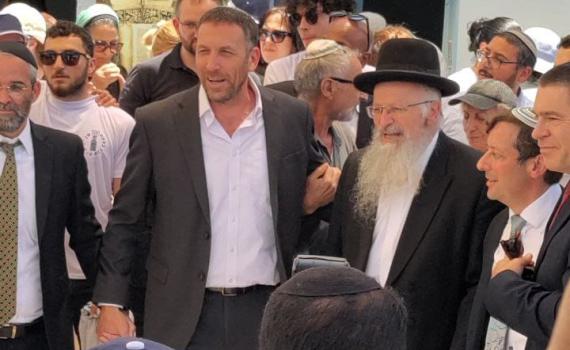 הרב אליהו רוקד עם כהנא בפתיחת אירועי ל"ג בעומר