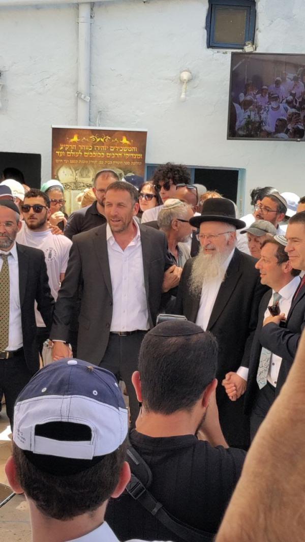 הרב אליהו רוקד עם כהנא בפתיחת אירועי ל"ג בעומר