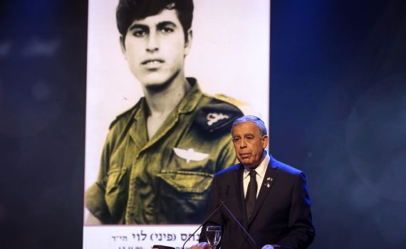 יו"ר הכנסת בוכה על אחיו ומבטיח: "אתה בליבי" • צפו