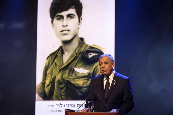 יו"ר הכנסת בוכה על אחיו ומבטיח: "אתה בליבי" • צפו