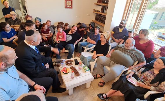 אחרי בנט: נתניהו מנחם אבלים בבית משפחת רז בקידה