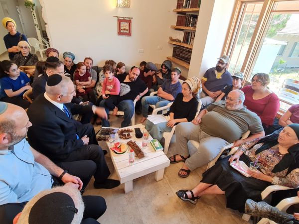 אחרי בנט: נתניהו מנחם אבלים בבית משפחת רז בקידה
