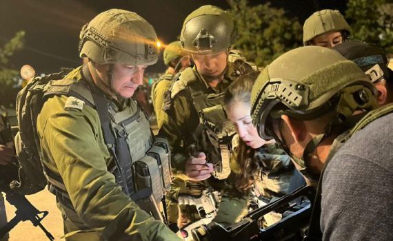 מחבל חדר לתקוע עם סכין; תושב ירה בו בפתח הבית