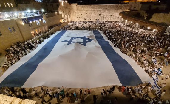 מרגש: דגל ישראל ענק נפרש ברחבת הכותל המערבי