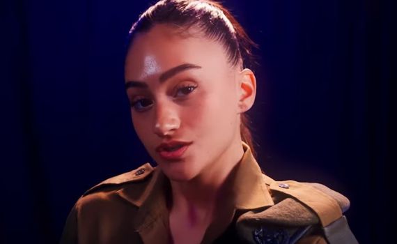 אגם בוחבוט בשיר משותף עם הורי שלושת הנערים