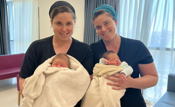 מזל טוב: שתי התאומות הזהות ילדו יחד בן באותו יום