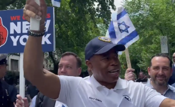 צפו: ראש עיריית ניו יורק משתתף בעצרת התמיכה