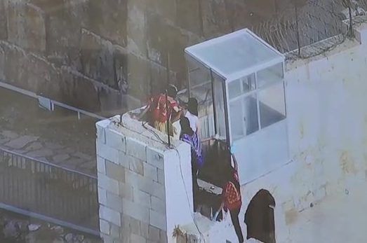 תיעוד: ערבים מיידים אבנים מהר הבית לשער המוגרבים