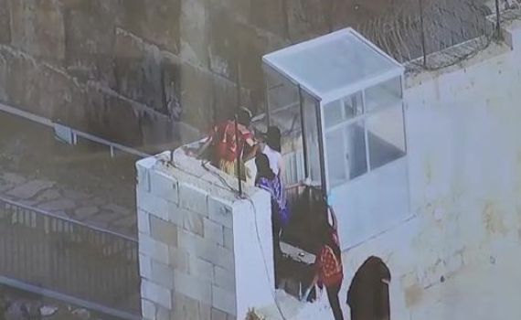תיעוד: ערבים מיידים אבנים מהר הבית לשער המוגרבים