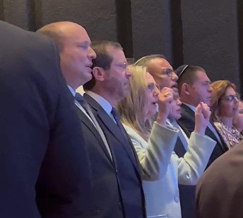 צפו: רעיית הנשיא שרה את 'התקווה' בשפת הסימנים