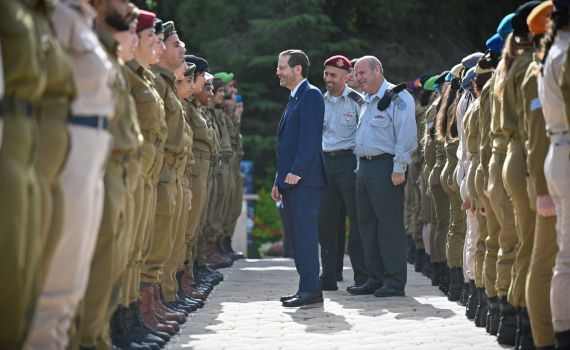 טקס 120 החיילים המצטיינים בבית הנשיא