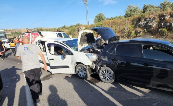 פצועים בתאונה בשומרון בין אוטובוס למספר כלי רכב