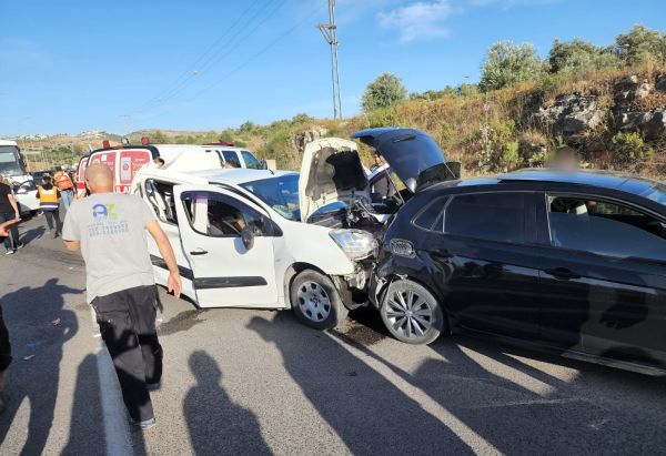 פצועים בתאונה בשומרון בין אוטובוס למספר כלי רכב