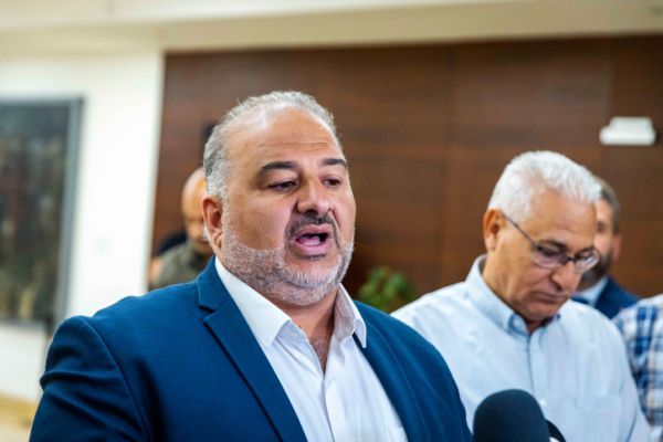 לראשונה: עבאס חושף התכתבות עם הליכוד