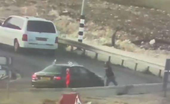 תיעוד הפיגוע: מטיח בלוק ברכב, מנסה להיכנס ונורה