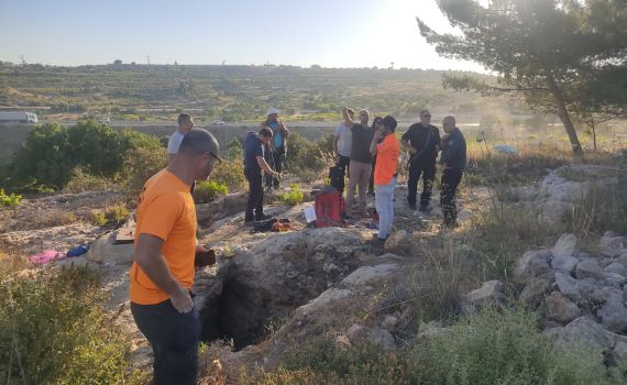 בן 17 מבנימין נלכד בבור מים