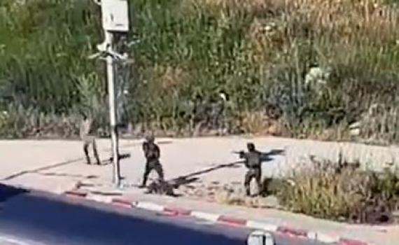 רץ, מתנפל על החייל ונורה: תיעוד הפיגוע בשומרון